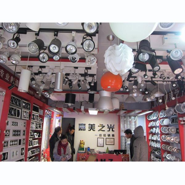 名称:辰兴灯饰经营部 管理区/区域:姚家浜 地址:九星市场姚家浜路3幢11号(星东路) 邮编:201101 联系人:戴晨光 电话: 021-34172994 手机:13564208215 主营品牌:历宏、辰兴、三合、嘉美之光 经营范围:灯具