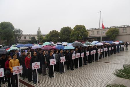 玉树受灾人口_...塌民房处,许多受灾群众自发前来帮助救援人员搜救.-温总理含(2)