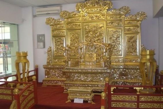 上海市闵行区俊超木制品经营部 主要经营:家具花线、仿古门窗、贴皮门线、楼梯扶手、各式罗马柱、异形弯弓圆、来样加工。古典工艺品、屏风、黄闯、挂落专业定做:红木家具、仿古家具、木格子、花件、母线、罗马柱、高档欧式家俱等。承接:家居、酒楼、商业空间、园林、仿古装潢设计施工.