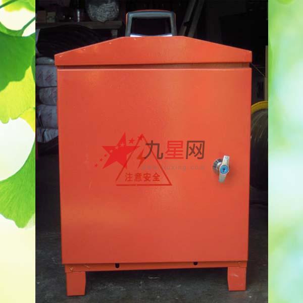 配电箱是按电气接线要求将开关设备、测量仪表、保护电器和辅助设备组装在封闭或半封闭金属柜中或屏幅上,构成低压配电装置。正常运行时可借助手动或自动开关接通或分断电路。故障或不正常运行时借助保护电器切断电路或报警。借测量仪表可显示运行中的各种参数,还可对某些电气参数进行调整,对偏离正常工作状态进行提示或发出信号。常用于各发、配、变电所中。