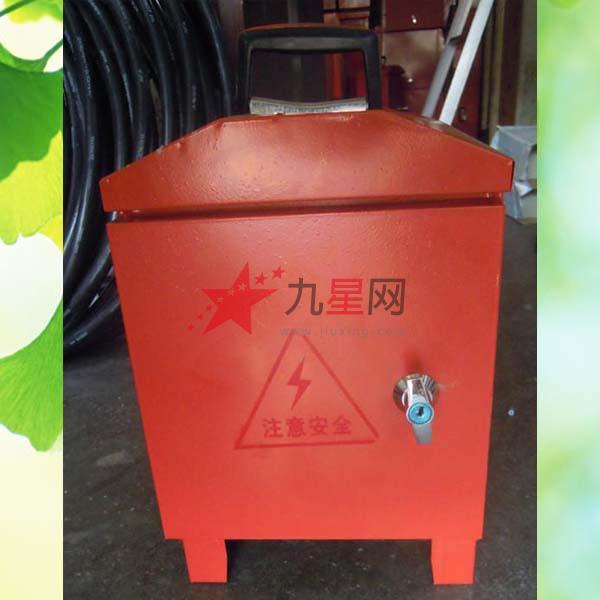 配电箱是按电气接线要求将开关设备、测量仪表、保护电器和辅助设备组装在封闭或半封闭金属柜中或屏幅上,构成低压配电装置。正常运行时可借助手动或自动开关接通或分断电路。故障或不正常运行时借助保护电器切断电路或报警。借测量仪表可显示运行中的各种参数,还可对某些电气参数进行调整,对偏离正常工作状态进行提示或发出信号。常用于各发、配、变电所中。