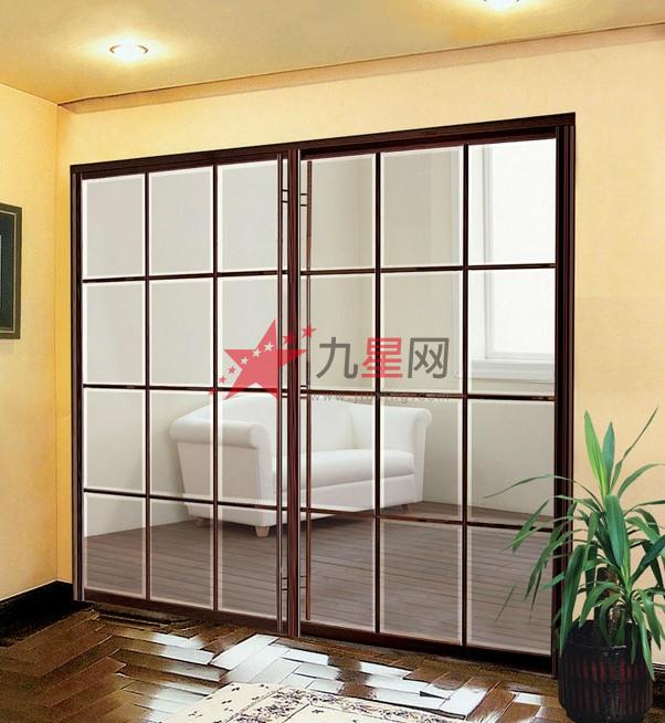 品牌: 宫匠 型号: GJ-040 衣柜开门方式: 吊滑移门 风格: 欧式 材质: 木质 边框材质: 铝镁合金 计价单位: 平方 1.边框和轨道用优质的铝钛合金材料制成,强度高,不变形; 2.高科技含量的五金配件,双轴承下滑轮,和进口不锈钢滑轮, 3.承重轴承设有防跳装置,超静设计,轻松推拉十万次; 4.隐框镜面用玻璃幕墙的粘接方法,美观安全可靠; 5.铝合金隔断推拉门,采用隐形轮; 6.空间自由选择,规格量身定做,框体柜门一体化设计; 7.绿色环保产品,精品低价,面向大众。 滑轮:所有滑轮均使用特制滑轮