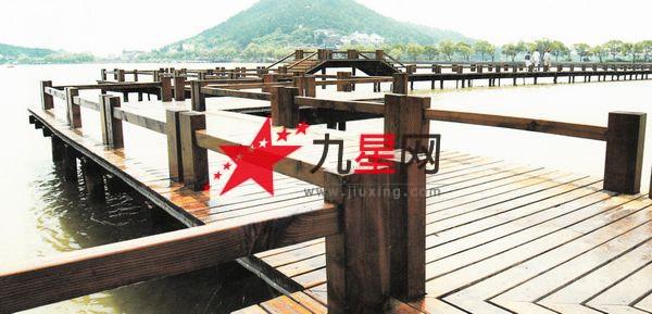 材质 樟子松、天然防腐红雪松、美国南方松、北欧赤松、北美铁杉、炭化防腐木、菠萝格、巴劳木、户外防腐硬木、工艺性炭化木 特性 1、自然、环保、安全(木材成原本色,略显青绿色) 2、防腐木防腐、防霉、防蛀、防白蚁侵袭。 3、提高木材稳定性,防腐木对户外木制结构的保护更为主要。 4、防腐木易于涂料及着色,根据设计要求,能达到美轮美奂的效果。 5、能满足各种设计要求,易于各种的园艺景观精品的防腐木制作。 6、防腐木接触潮湿土壤或亲水效果尤为显著,满足户外各种气候环境中使用15-50年以上不变
