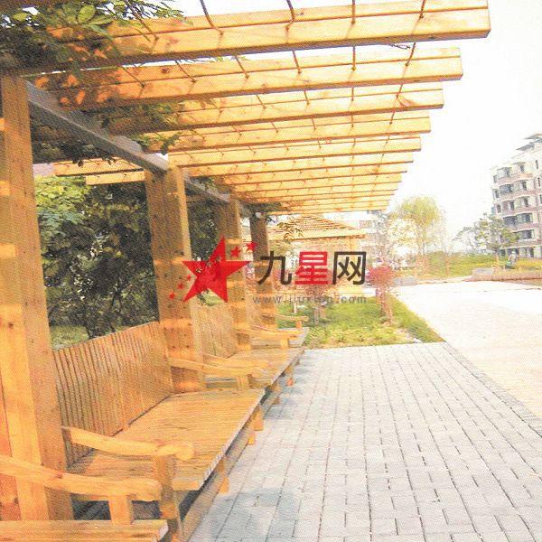 材质 樟子松、天然防腐红雪松、美国南方松、北欧赤松、北美铁杉、炭化防腐木、菠萝格、巴劳木、户外防腐硬木、工艺性炭化木 特性 1、自然、环保、安全(木材成原本色,略显青绿色) 2、防腐木防腐、防霉、防蛀、防白蚁侵袭。 3、提高木材稳定性,防腐木对户外木制结构的保护更为主要。 4、防腐木易于涂料及着色,根据设计要求,能达到美轮美奂的效果。 5、能满足各种设计要求,易于各种的园艺景观精品的防腐木制作。 6、防腐木接触潮湿土壤或亲水效果尤为显著,满足户外各种气候环境中使用15-50年以上不变