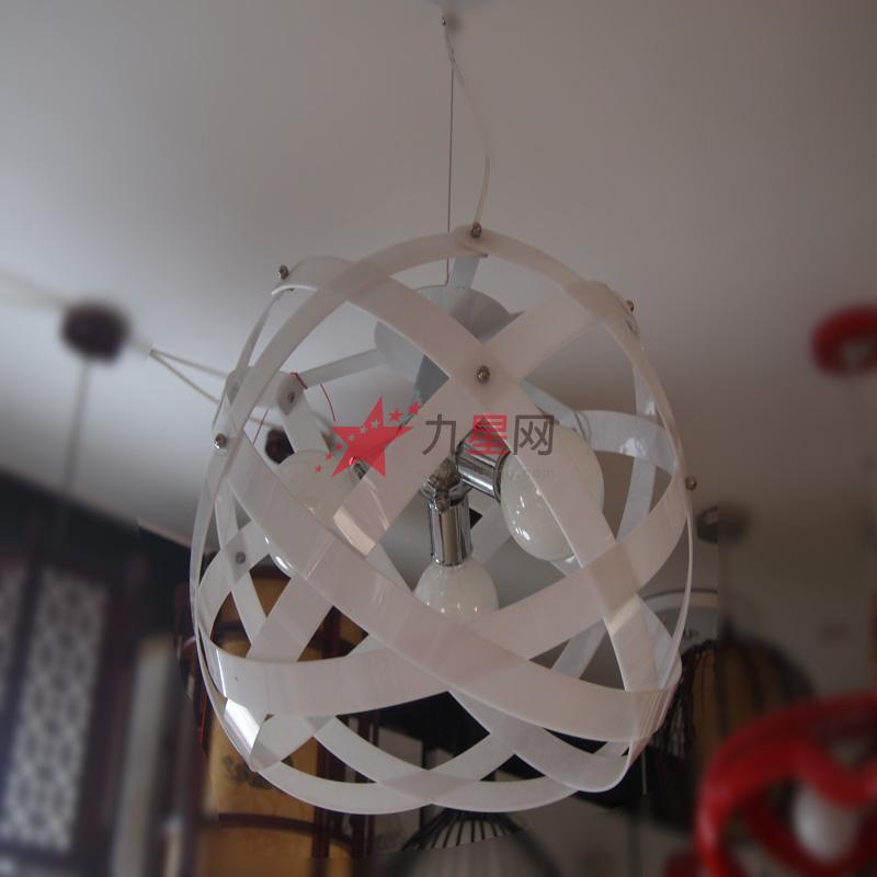 大的吊灯安装于结构层上