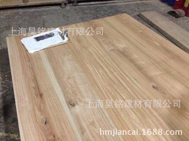品牌 上友 品名 实木板 树种 榆木 产地 福建 等级 含水率 低 表观密度 高 抗弯强度 强 特殊功能 易于固定 规格 15*150 产品信息 名称: 老榆木板 品牌: 上友板材 颜色: 自然 产品特点 旧木板的原料来源取自达到报废年限的老洋房。这类老洋房本身年代比较久远,一般在60年以上,上百年的更是常见。老洋房的木板是不可再生资源,取料又极其不易,好的旧木材是可遇不可求的,所以它注定不能实现批量化生产近年来随着市场渐渐认识到旧木材的价值可应用于家具、咖啡厅、酒店、酒吧,有独特的装饰风格。旧木板家